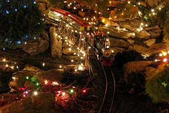 Click to see more photos of Dan's railroad decorated for Christmas in 2007