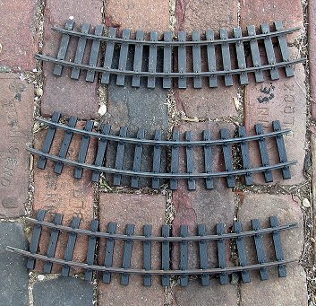 Aristo and Delton 5' curve comparison.  The middle piece has Delton rails and Aristo ties.